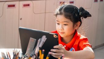 Should parents let their children participate in online learning at international primary schools during the pandemic?