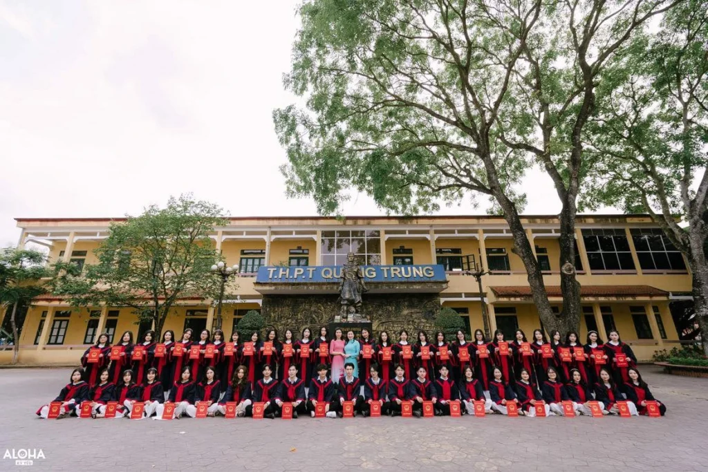 Cô Nguyễn Thị Hoài Thu cùng tập thể lớp 12C4, trường THPT Quang Trung, huyện Thủy Nguyên, Hải Phòng. Ảnh: NVCC.