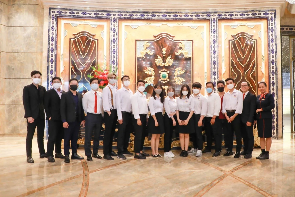 Sinh viên SIU được tiếp cận với môi trường làm việc thực tế tại khách sạn 6 sao hàng đầu như The Reverie Saigon