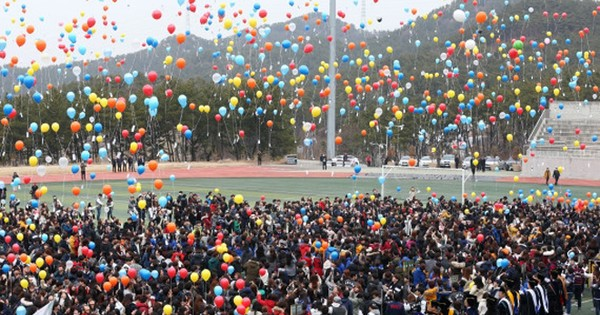 Back to school tại Hàn Quốc: Thả bóng bay chứa điều ước lên trời