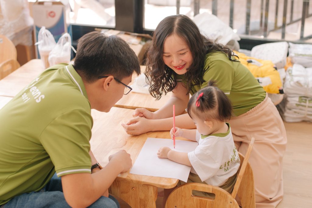 Nội dung lấy trẻ là trung tâm trong phương pháp Montessori ở từng độ tuổi